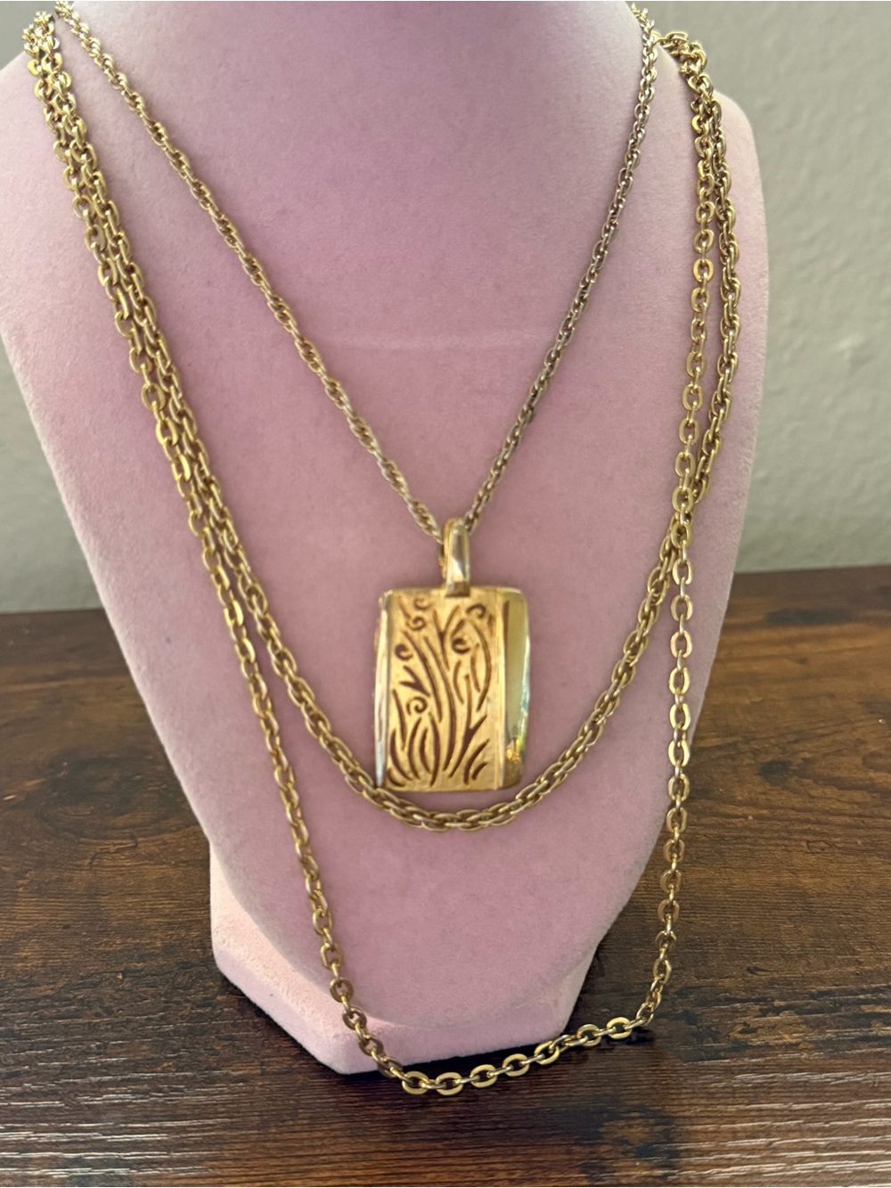 Vintage Gold-Tone Floral Engraved Pendant Necklace - Women Jewelry